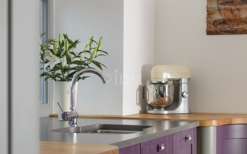 Shaker 95 – Ash – Painted Aubergine with V Groove Joints, Concave Curved Base Unit with S Shaped Doors